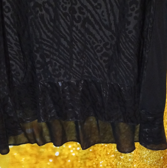 Barely Worn! Beautiful Macy's Brand Style & Co Tunic W/Ruffled hem.🤍🖤 - Picture 3 of 6